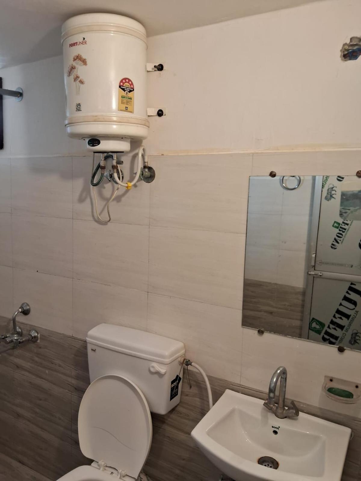 Rk Lawns Hotel Gonda Ngoại thất bức ảnh