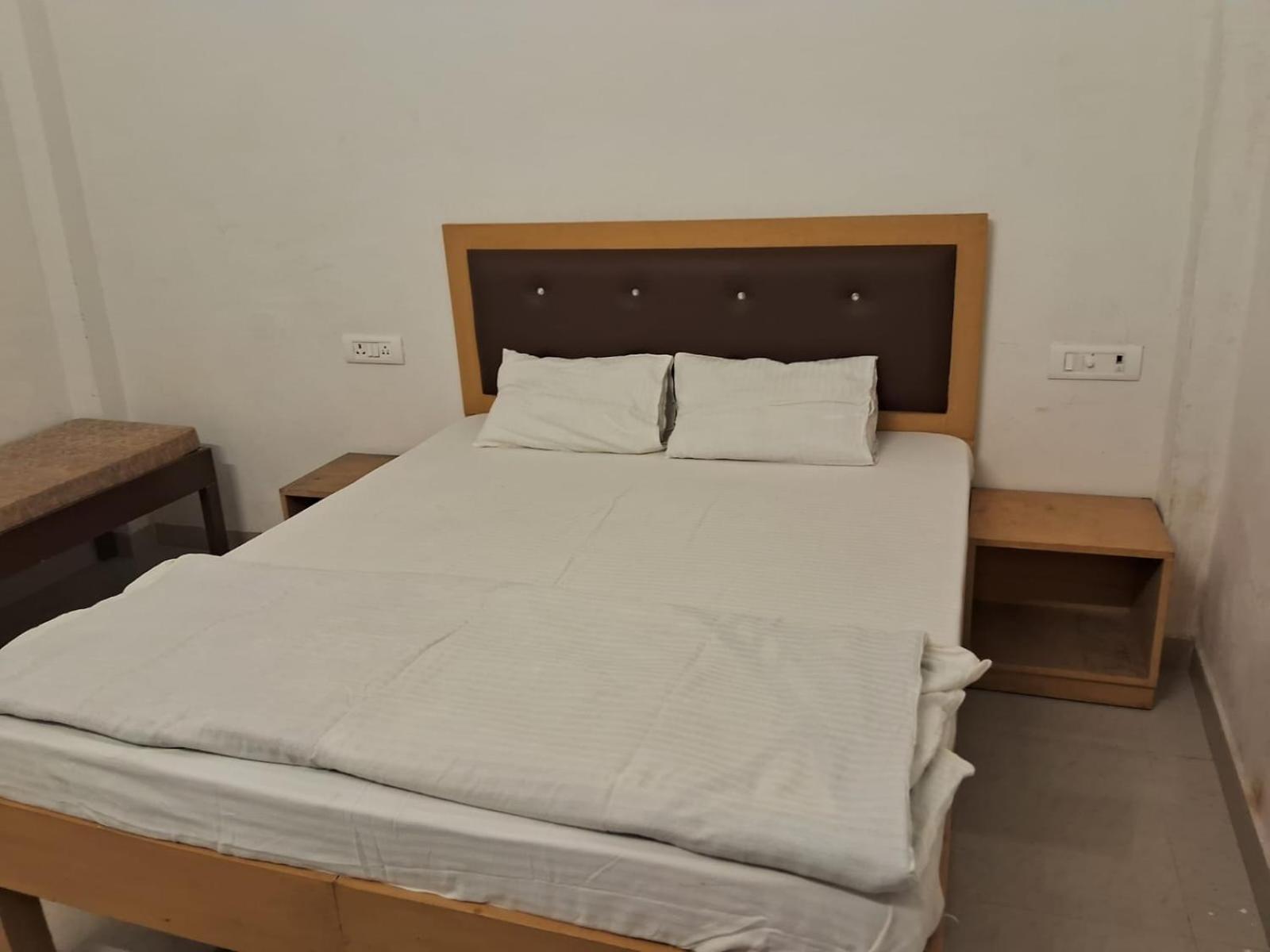 Rk Lawns Hotel Gonda Ngoại thất bức ảnh